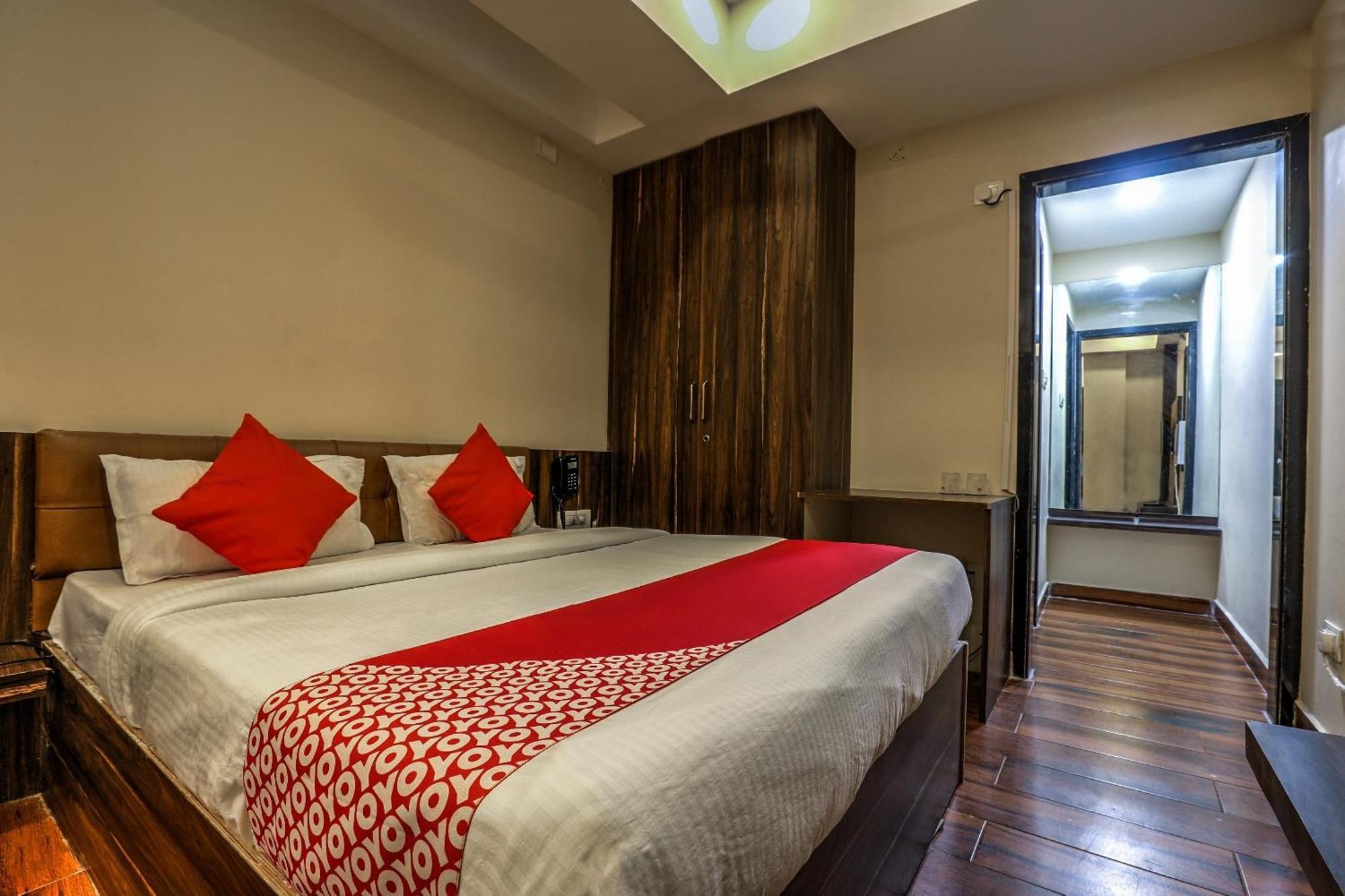 Hotel OYO 14244 Loya Legend Hyderabad Exterior foto