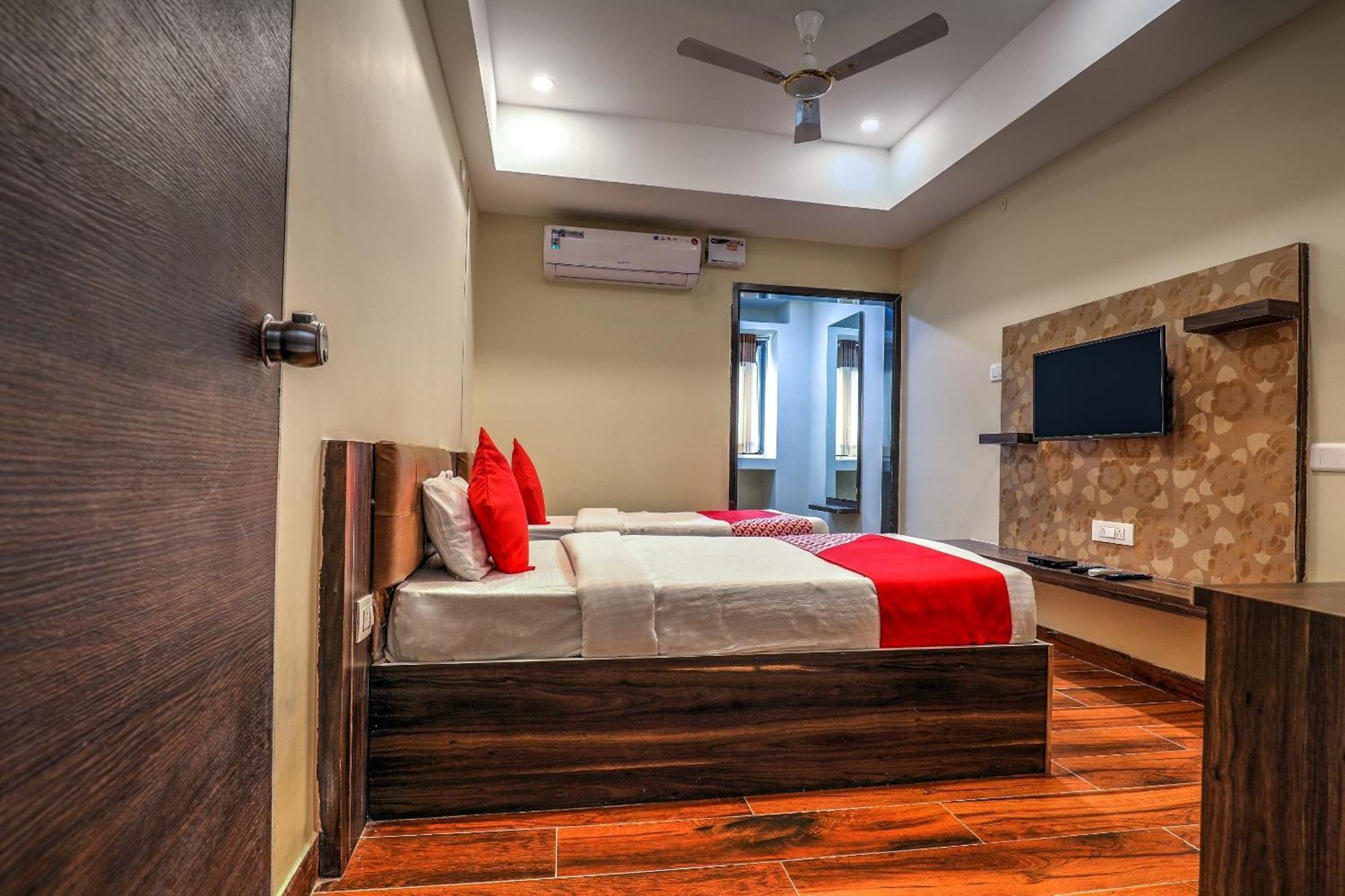 Hotel OYO 14244 Loya Legend Hyderabad Exterior foto